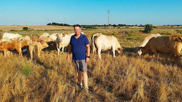 Raúl, 43 años, agricultor y ganadero en un pueblo: “Perderemos 200 euros por hectárea de cereal, es un año muy duro”