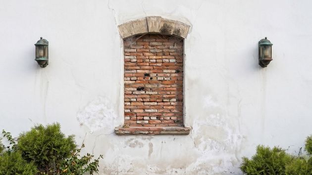 La Justicia obliga a un hombre a derribar el tabique con el que tapió una ventana de sus vecinos que daba a su patio y llevaba abierta más de 80 años