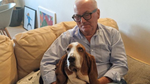 Unos trabajadores regalan a su jefe el perro de sus sueños por su 60 cumpleaños: “Siempre decía que era el mejor regalo de su vida”