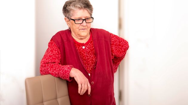 Una vecina de 81 años es obligada a dejar entrar a la comunidad para levantar su plato de ducha y reparar una bajante, aunque no sabía cuánto durarían las obras