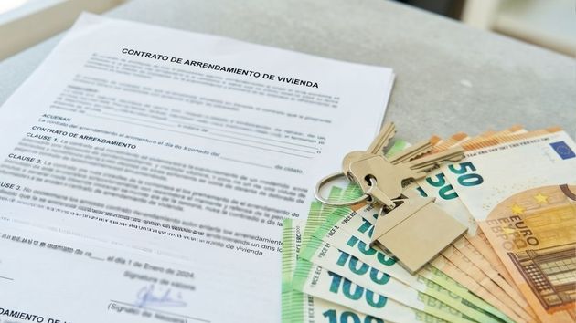 Su casera intenta desahuciarle por no pagar los gastos de comunidad, pero la Justicia dice que no debía nada porque en el contrato no se indicaba el importe anual