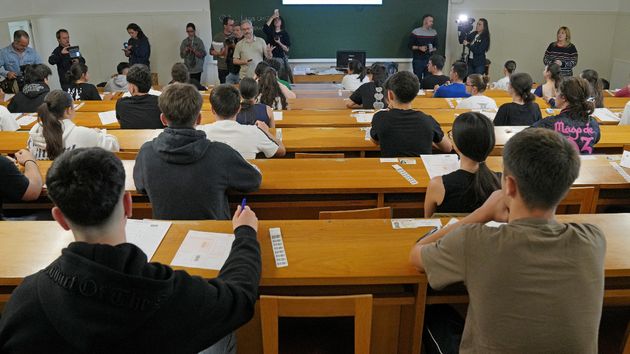 Los estudiantes universitarios pueden pedir una beca de colaboración de 2.000 euros para compaginar sus estudios: requisitos y plazo