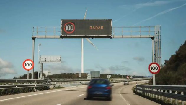 Lo caza un radar con el coche de la empresa un domingo, la empresa lo despide y la justicia decide que es nulo con 77.000 euros de indemnización