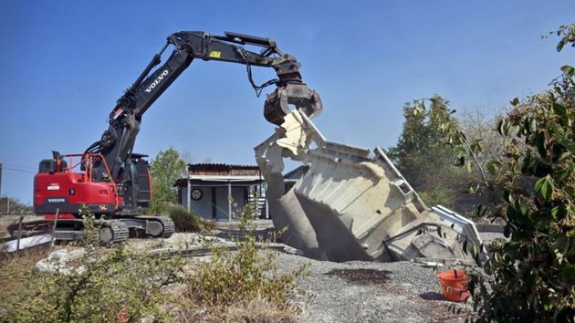 Multan con 50.000 euros a un agricultor por construir una casa con piscina en un terreno donde solo tenía permiso para un cobertizo y tiene que demolerlas