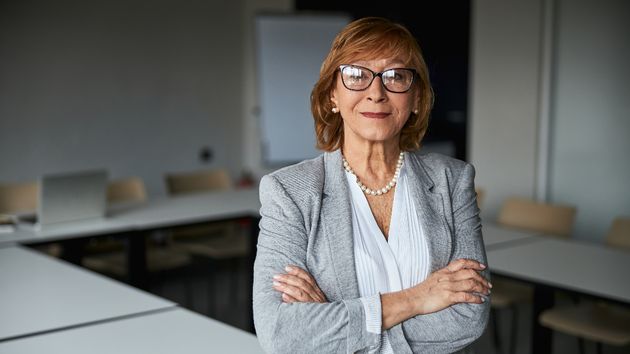 Cobra hasta 6.174 euros al mes mientras lleva 17 años de baja como profesora; ahora quieren obligarla a jubilarse y acude a los tribunales