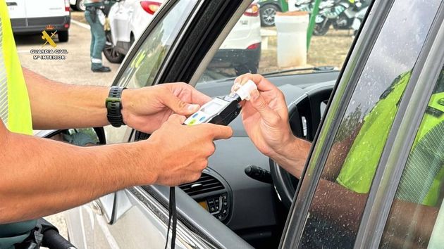 Da positivo tras atropellar a un peatón y pasarle por encima del pie al huir, pero queda absuelto por alcoholemia: la acusación no dijo que el alcohol influyera al volante