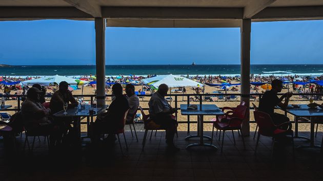Le despiden por usar las horas de crédito sindical para irse a la playa con su familia: le pillaron gracias a unos detectives y es procedente