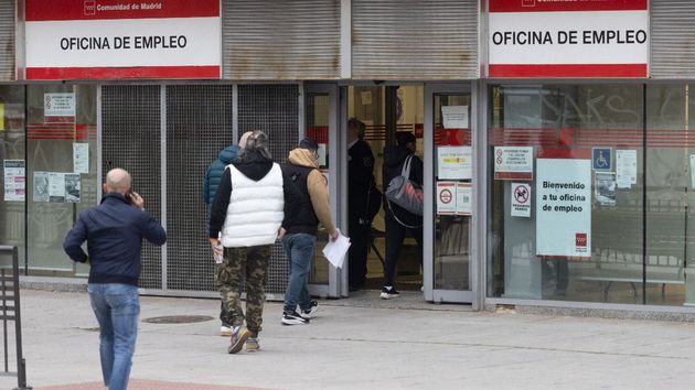 El empleo avanza y la tasa de paro cae al 9,87%, pero el trabajo autónomo pierde 42.900 personas