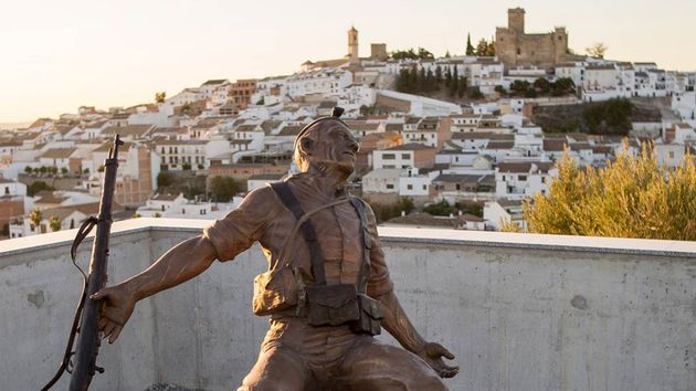 El pueblo donde Robert Capa tomó su foto más famosa necesita pescaderos, hosteleros y tiendas de ropa para asegurar su futuro