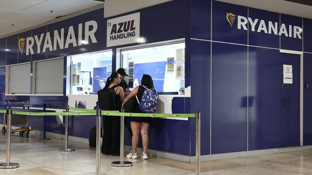 Ryanair dejará de cobrar a los padres por sentarse junto a sus hijos en los vuelos