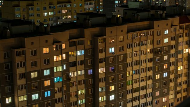 un edificio de pisos de noche