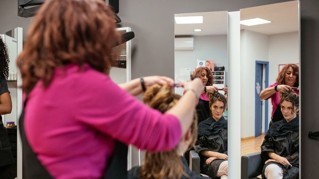 Deben readmitir y pagar 30.000 euros a una peluquera a la que despidieron a los 5 días de iniciar una baja por enfermedad profesional