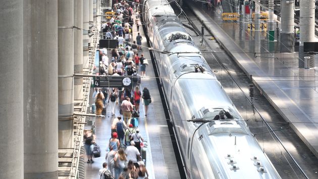 Renfe afronta la operación salida con servicios mínimos por la huelga convocada este viernes