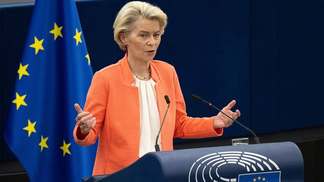 La UE cambia las normas y a partir del 2 de agosto obligará a etiquetar cualquier foto o vídeo hecho con IA para evitar engaños