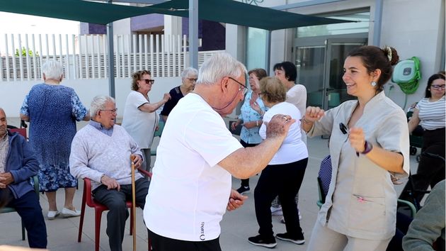 Laura, trabajadora de un centro de día: “Se da más importancia a un ingeniero o a un médico, pero también es importante nuestro oficio porque se está trabajando con personas”