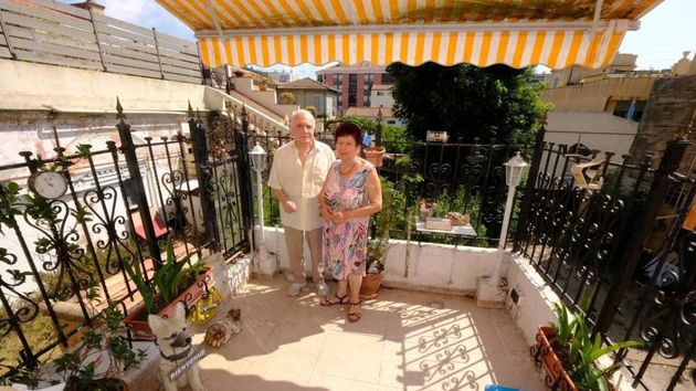 Una pareja de 90 años tendrá que demoler su terraza porque la vecina que los representaba en la junta se abstuvo en lugar de votar en contra