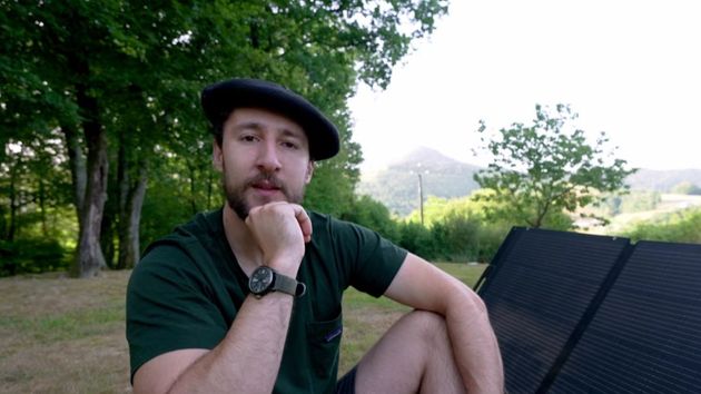 Íker, vive una cabaña de piedra aislada en la montaña: “Tengo placas solares y consumo 1.800 Wh al día, pero con seis horas de sol una sola placa cubre nuestras necesidades”