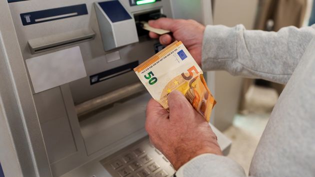 Cuándo se cobra el paro en agosto de 2026: fecha de ingreso del SEPE y bancos como CaixaBank, Santander, BBVA, entre otros