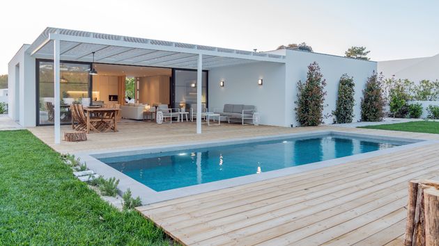 Se declara sin hogar para no pagar impuestos y la pillan viviendo en una villa de 280 metros con piscina