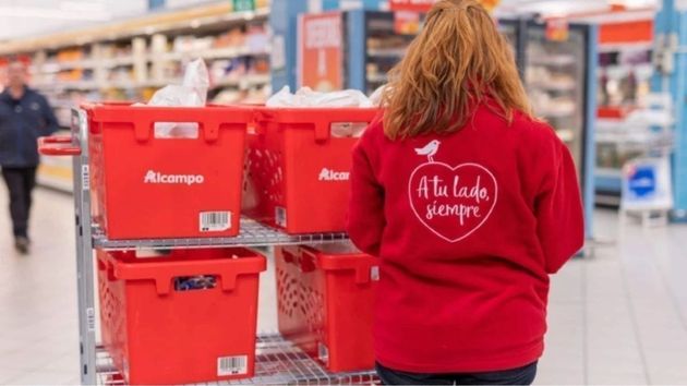 Alcampo despide a una trabajadora de baja laboral tras descubrirla colocando maniquíes y atendiendo clientes en una tienda de moda: es procedente