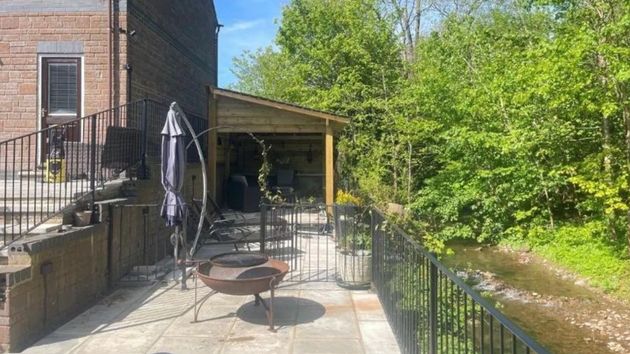 Un propietario tendrá que demoler la terraza de 23.350 euros que construyó hace diez años junto al cauce de un río sin tener licencia