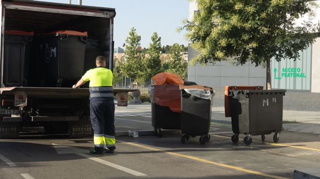 Tira por error a la basura un billete de lotería premiado con un millón de euros y los basureros lo recuperan del camión “milagrosamente todavía entero”