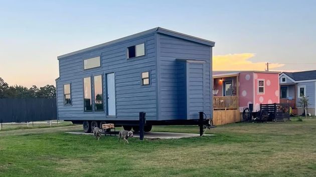 Una mujer de 70 años decide vaciar los ahorros de su jubilación para crear una pequeña comunidad de casas reservada para mujeres solteras: “390 euros al mes y 500 solicitantes para una plaza”