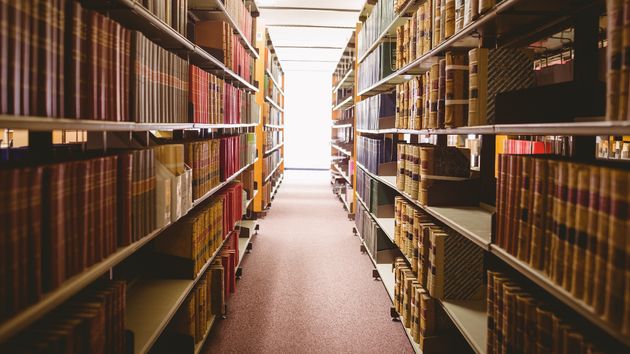 Un jubilado de 77 años devuelve un libro a la biblioteca con 150 años de retraso y calculan que la multa ascendería a 17.100 euros