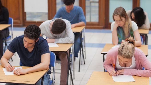 Un estudiante no podrá presentarse a ningún examen durante un año porque le pillaron usando la IA para copiar en un examen de Bachillerato