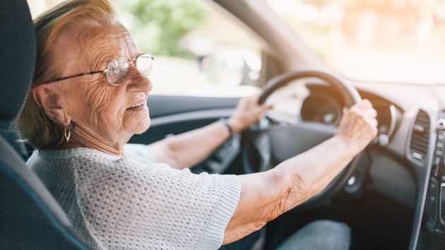 Una mujer de 75 años acumula una deuda de 81.750 euros y termina desalojada de su casa tras una disputa con su vecina por cómo aparcaba el coche