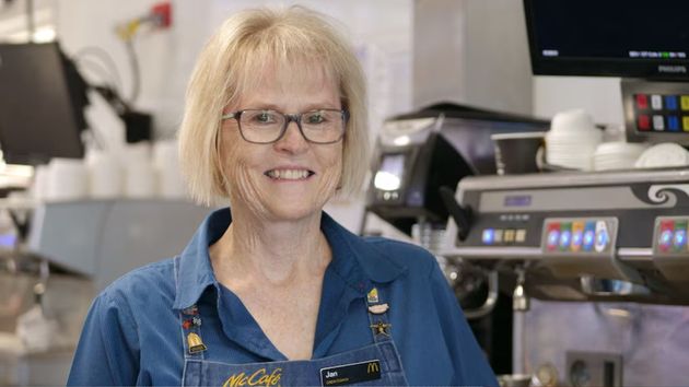 Una mujer de 64 años entra a trabajar en McDonald’s y cuatro años después comparte trabajo con su nieto: no quiere jubilarse