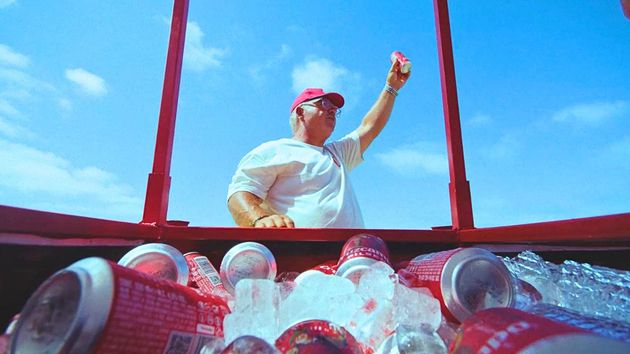 Ricardo Parralo, vendedor de latas en la playa: "En la playa hay quien te pide de todo. Una vez me pidieron hasta huevo duro para un gazpacho"