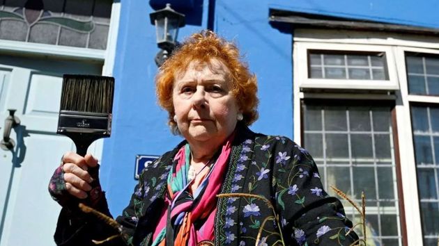 Una vecina de 82 años pinta de azul la fachada de su casa y el ayuntamiento le obliga a repintarla de blanco tras la queja de un único residente
