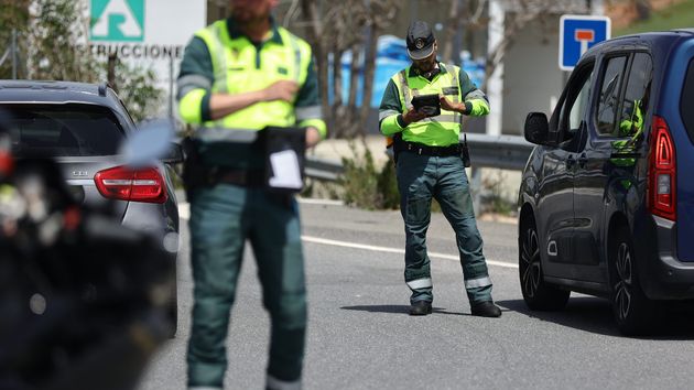 La Guardia Civil multa con 100 euros por tener una avería en carretera, usar la baliza V-16 para indicarlo pero no tener bien puesta la señal V-13 obligatoria