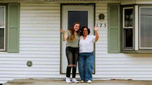 Una joven de 21 años trabaja en tres empleos durante tres años para recuperar la casa que su abuela tuvo que vender
