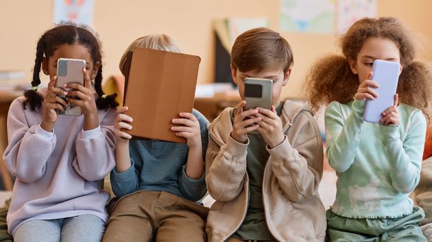 Un estudio confirma que los menores que usan redes sociales desde edades tempranas tienen peores calificaciones en el colegio años después