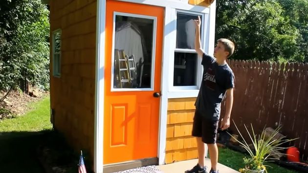 Un adolescente de 13 años se construye una casa de 8 metros cuadrados por 1.300 euros en el jardín de sus padres con el dinero que ganaba cortando el césped