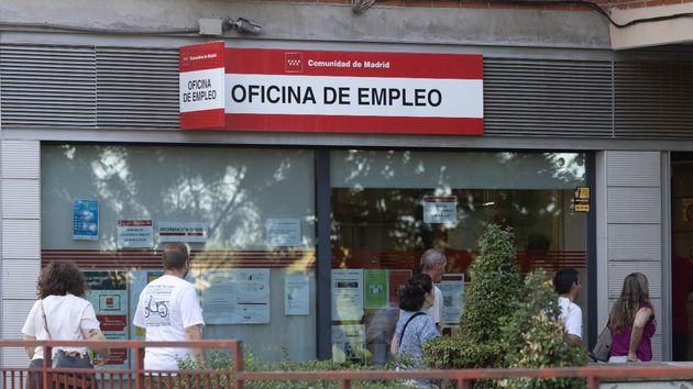 El subsidio para mayores de 52 años se puede reanudar si dejas de cumplir temporalmente el límite de ingresos, pero se extingue si este incumplimiento se alarga durante doce meses o más