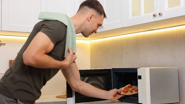 Un universitario de 24 años deja de salir y vive a base de pizza precocinada para ahorrar 13.000 euros y pagar la hipoteca de sus abuelos