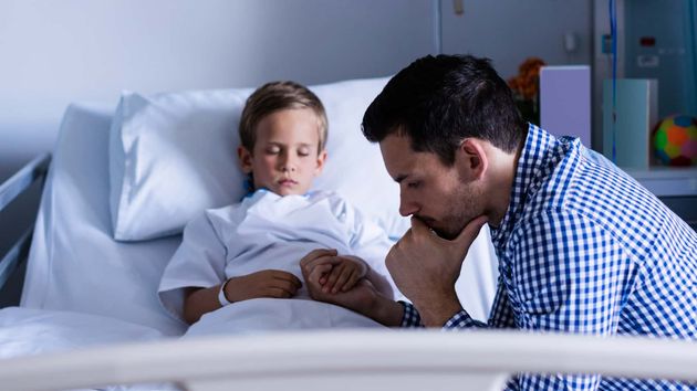 Le deniegan la prestación para el cuidado de su hijo con una enfermedad grave y teniendo que reducir su jornada laboral un 99,99% por “falta de ingreso hospitalario” y la justicia falla a su favor