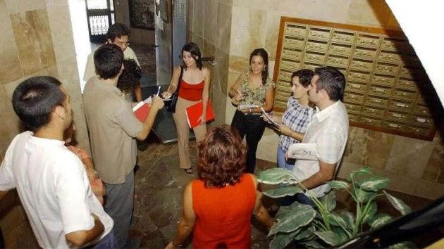 Hereda la casa de su padre y la comunidad de vecinos quiere echarla porque no tiene 55 años: tendrá que pagar la derrama para financiar el juicio contra ella misma 