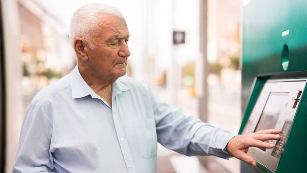 Un hombre de 82 años va a sacar su pensión y descubre casi 68 millones de euros en su cuenta bancaria