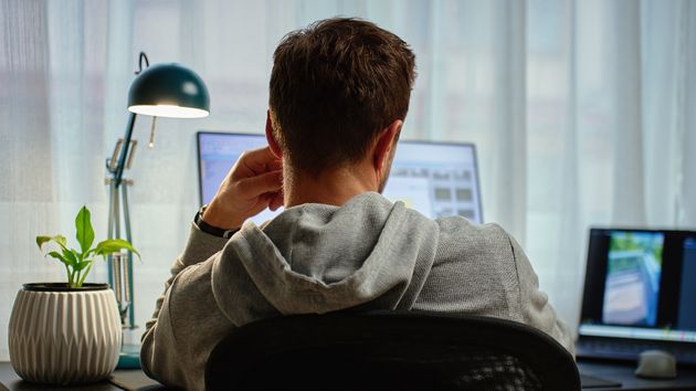Se muda sin avisar a Galicia mientras se teletrabajaba en pandemia y acaba despedido por negarse a volver a la oficina solo 4 días al mes