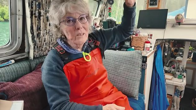 Una jubilada de 77 años que dejó su empleo estable para ser capitana de barco: “soy electricista, mecánica y marco el rumbo de mi propia vida”
