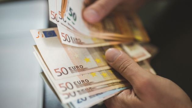 Retiran el Ingreso Mínimo Vital a una mujer por tener 24.100 euros de una herencia que guardaba a su hermano ausente y además deberá devolver 6.784 euros