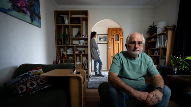 Gasta sus ahorros para la jubilación en una casa prefabricada para su hija con epilepsia y, tras la queja de un vecino, el ayuntamiento ordena retirarla y amenaza con una multa de 30.000 euros