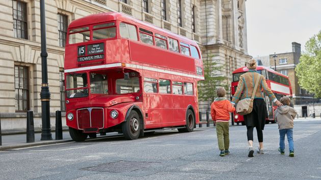 Los conductores de autobús en Londres van a la huelga por trabajar sin aire acondicionado: "alcanzamos los 40 grados en la cabina, es abrasador"