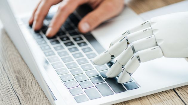La mitad de las empresas que usan Inteligencia Artificial prevé bajadas de sueldo a los trabajadores con menos de cinco años de experiencia
