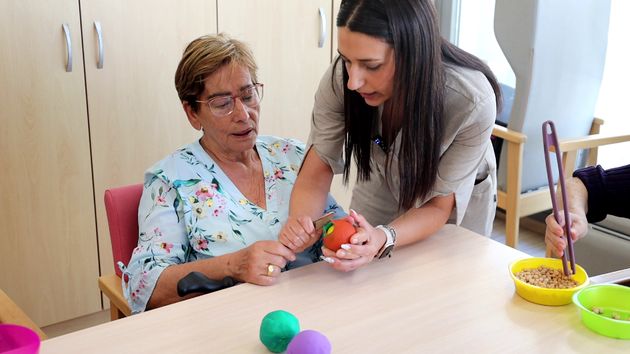 Una terapeuta ocupacional, sobre lo más duro de trabajar con personas con demencia: “Ver cómo evolucionan en la enfermedad da frustración y tristeza”