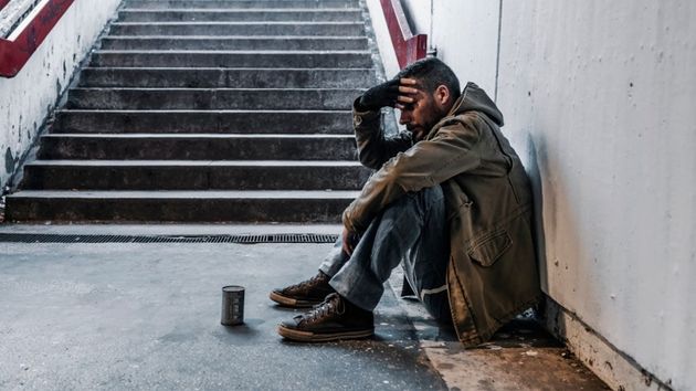 Consigue un trabajo de funcionario tras aprobar unas oposiciones que estudió mientras vivía en la calle